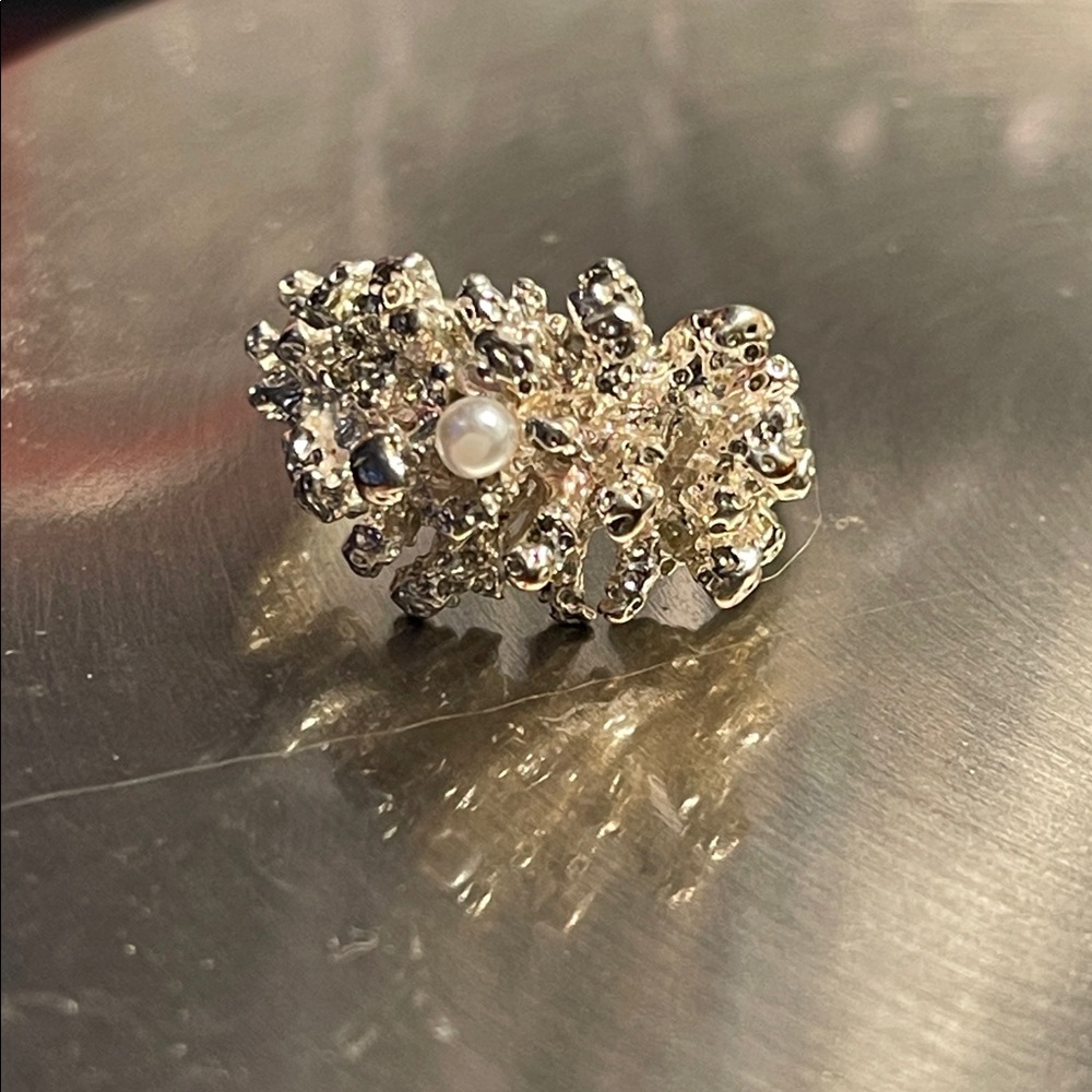 Beautiful Coral Silver Women's Ring size 7 with a exquisite pearl in the middle